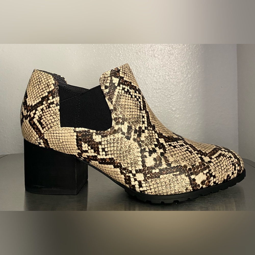 NWT-WOMENS VIONIC SNAKE DESIGN ANKLE BOOTIE 8-1/2 WIDE - Picture 4 of 15